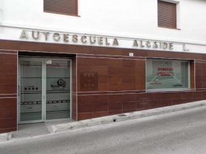 AUTOESCUELA ALCAIDE L en Íllora provincia Granada